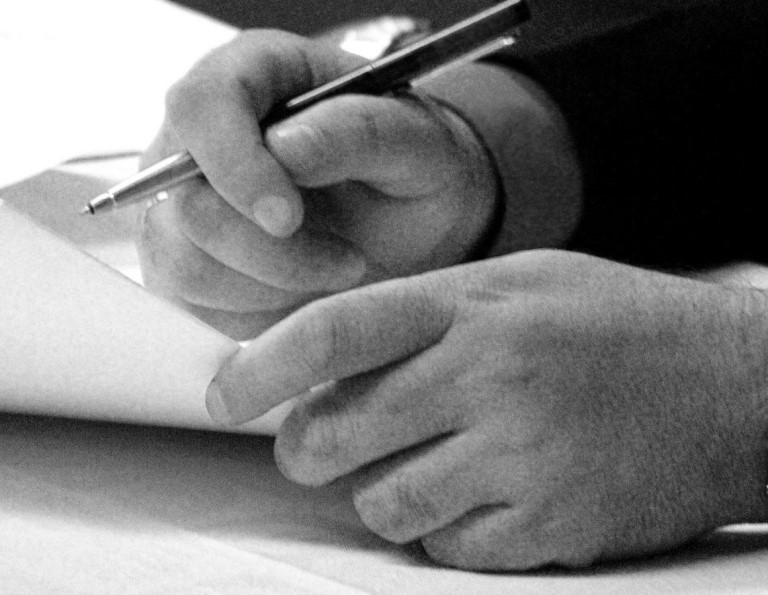 contract tekenen zwartwit