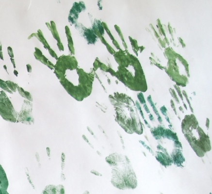 kinderen groene verf handen2