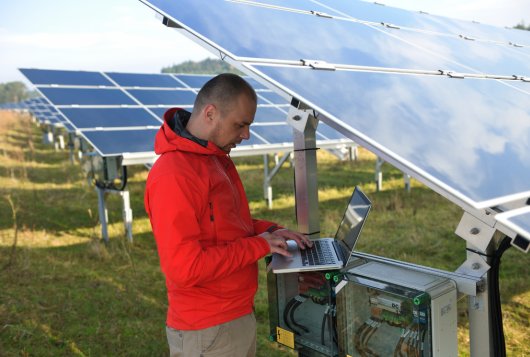 a04aeea1-6bbe-43b5-817b-0bd8790b29df_shutterstock_95077687_zonnenpanelen_7b2eb5fd_530x357